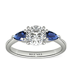 铂金经典梨形蓝宝石订婚戒指